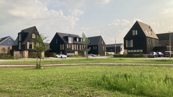 Nieuwe woningen op de klimaatdijk bij Reeve